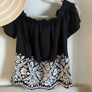 Karen Kane on or off shoulder embroidered top size xs but FITS SM